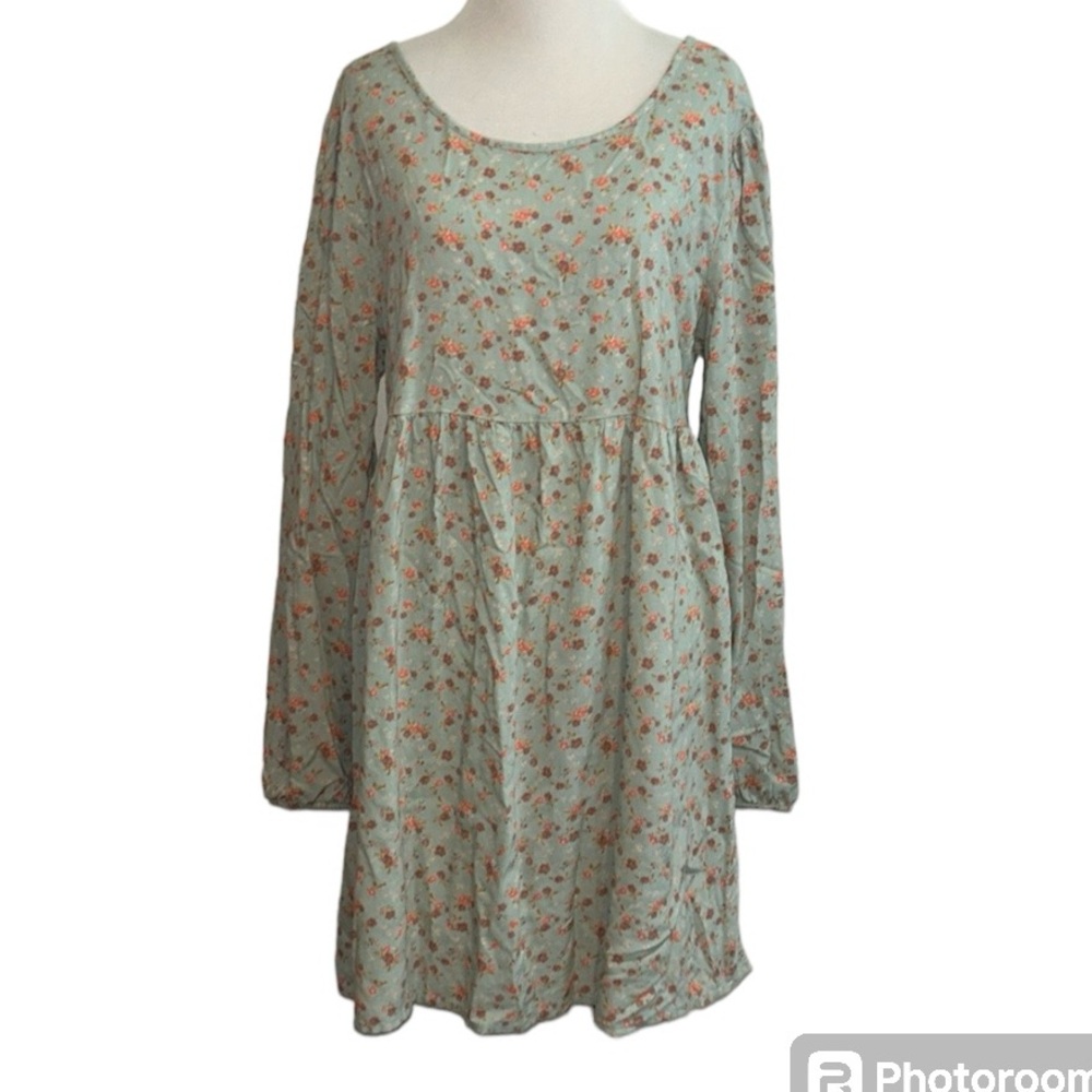 5/$30 🎈 So large floral back tie long sleeved mini dress